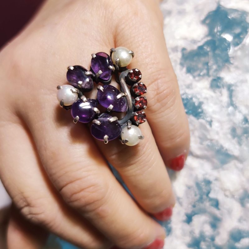 Anillo Amatista, Perlas y Granates Anillo Amatista, Perlas y Granates