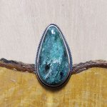 Anillo Cianita en Fucsita Gota