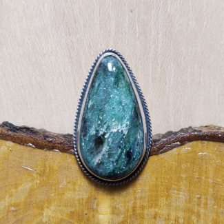 Anillo Cianita en Fucsita Gota