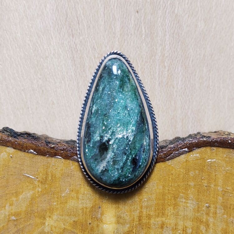 Anillo Cianita en Fucsita Gota