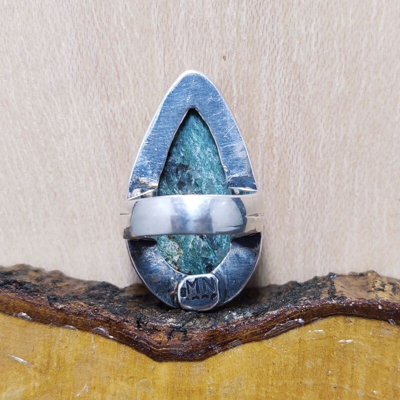 Anillo Cianita en Fucsita Gota