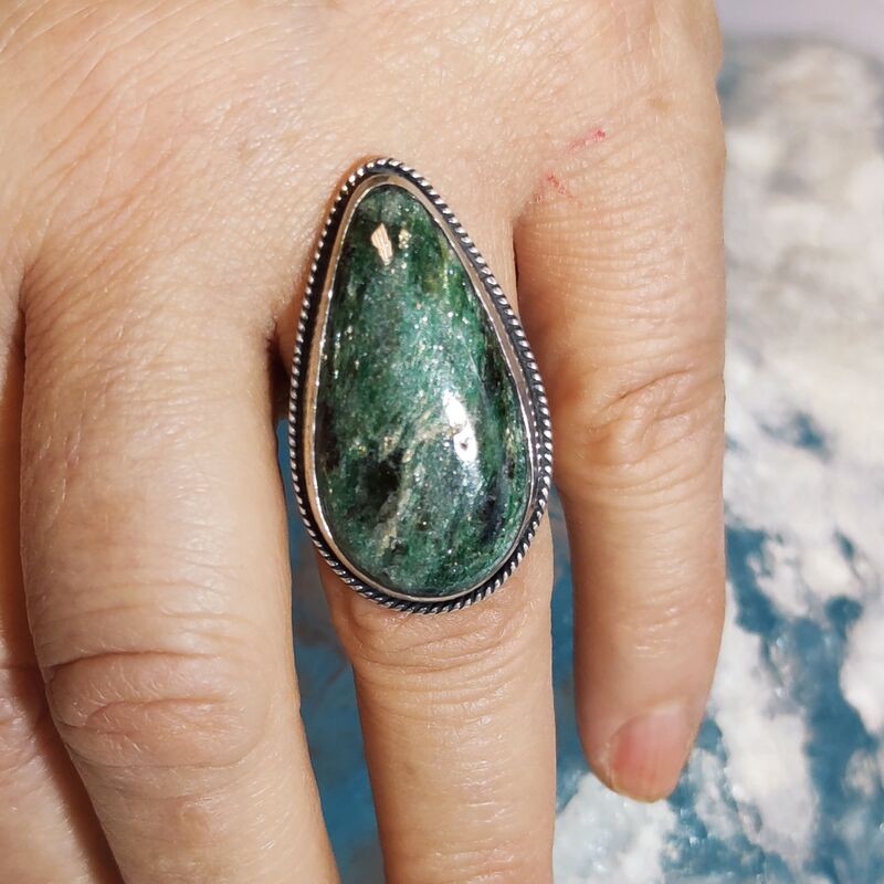 Anillo Cianita en Fucsita Gota