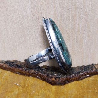 Anillo Cianita en Fucsita Gota