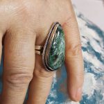 Anillo Cianita en Fucsita Gota