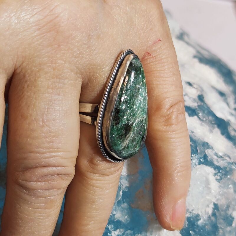 Anillo Cianita en Fucsita Gota