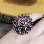 Anillo Granate Flor