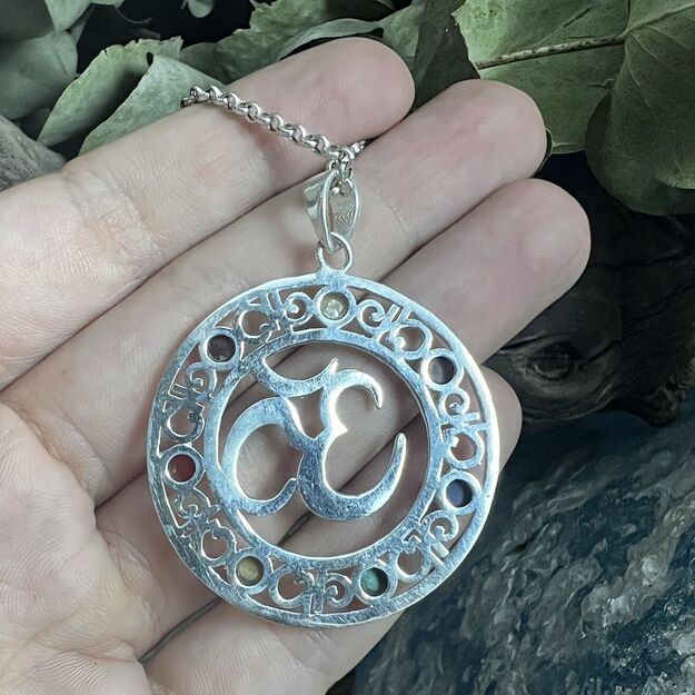 Colgante Om Chakras