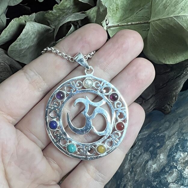 Colgante Om Chakras