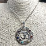 Colgante Om Chakras