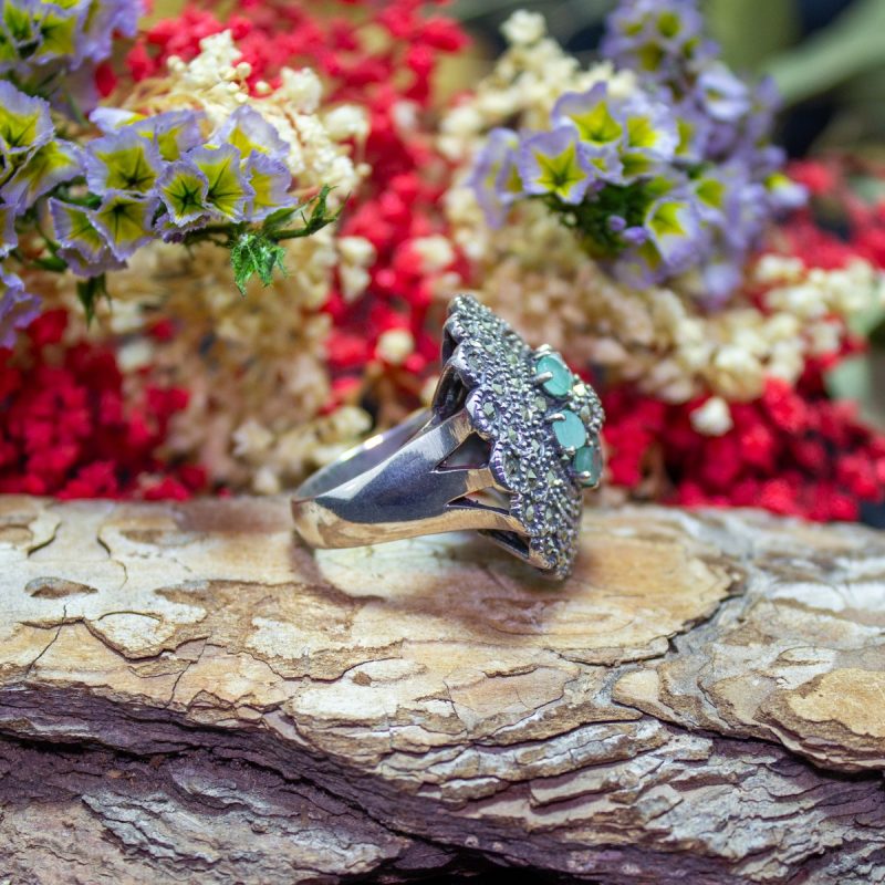 Anillo Esmeralda y Marquesitas Anillo Esmeralda y Marquesitas
