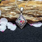 Colgante Navaratna con Zafiros