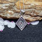 Colgante Navaratna con Zafiros