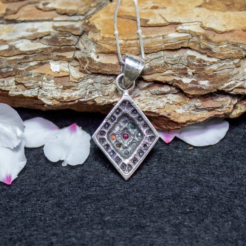 Colgante Navaratna con Zafiros