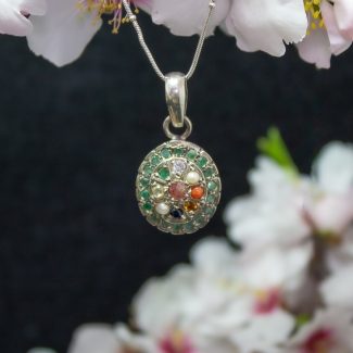 Colgante Navaratna con Esmeraldas