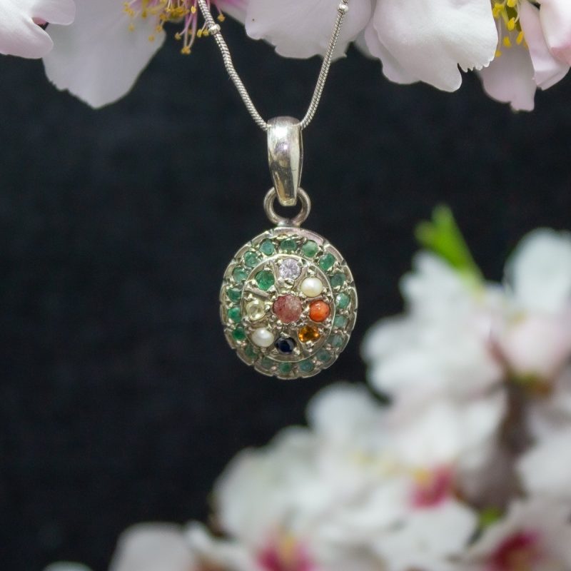 Colgante Navaratna con Esmeraldas Colgante Navaratna con Esmeraldas