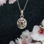 Colgante Navaratna con Esmeraldas