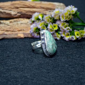 Anillo Cianita en Fuchsita
