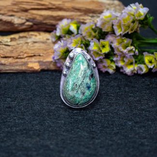Anillo Cianita en Fuchsita