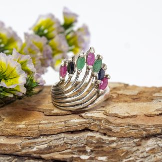 Anillo rubi, esmeralda y zafiro