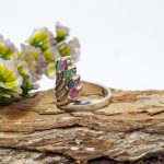 Anillo rubi, esmeralda y zafiro