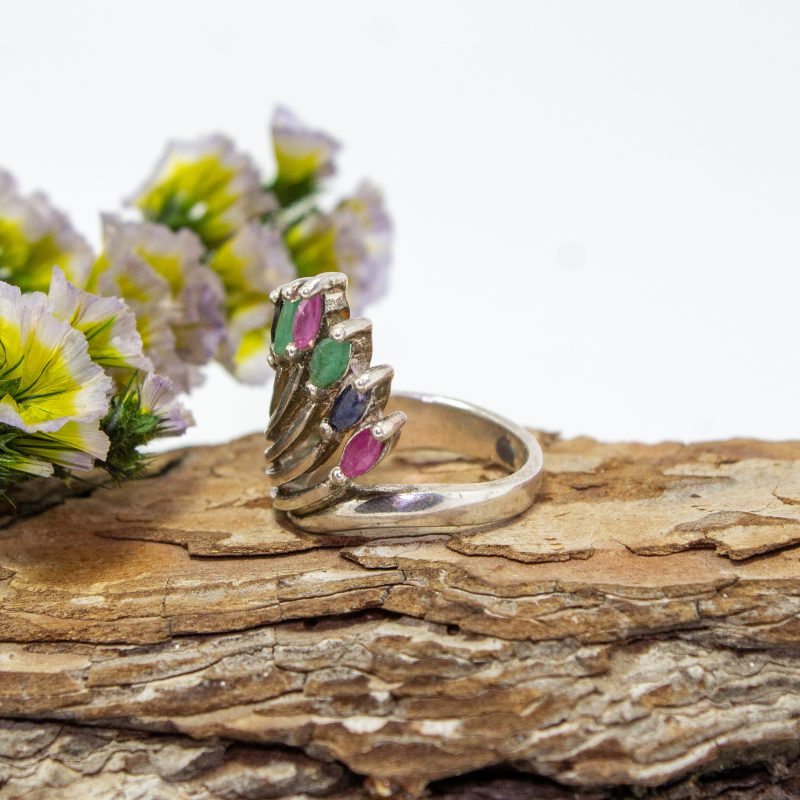 Anillo rubi, esmeralda y zafiro