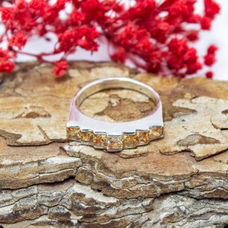 Anillo circonita