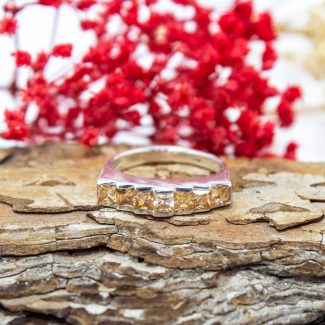 Anillo circonita